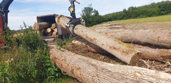 Chargement d'un conteneur en bordure de champ