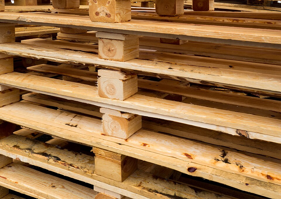 Palettes en bois empilées