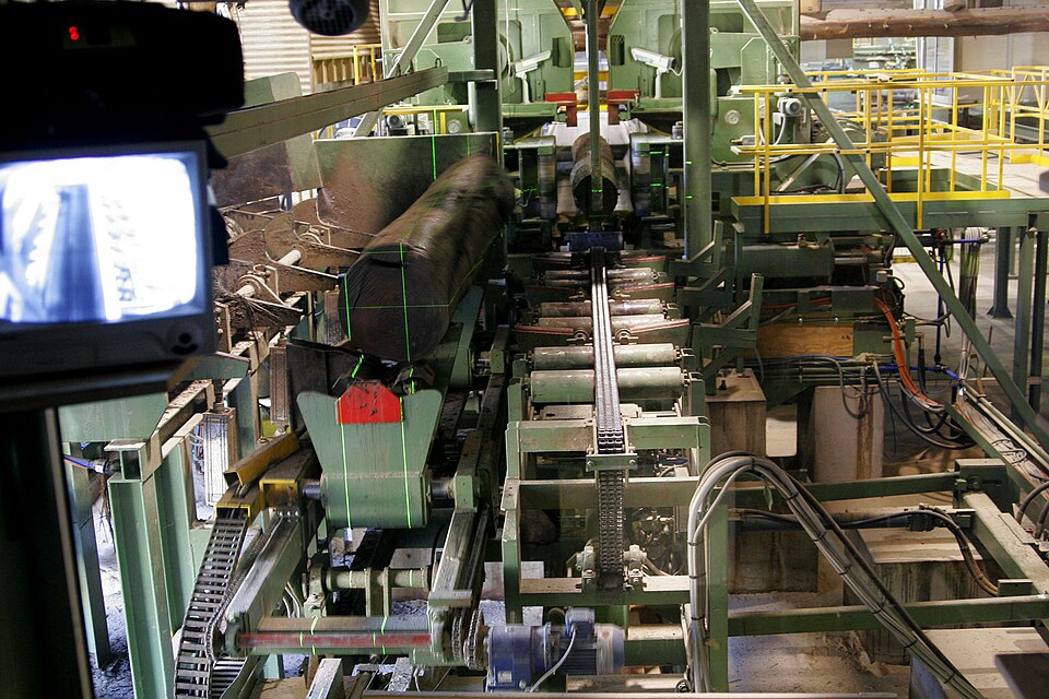 Sciage de bois dans une scierie moderne