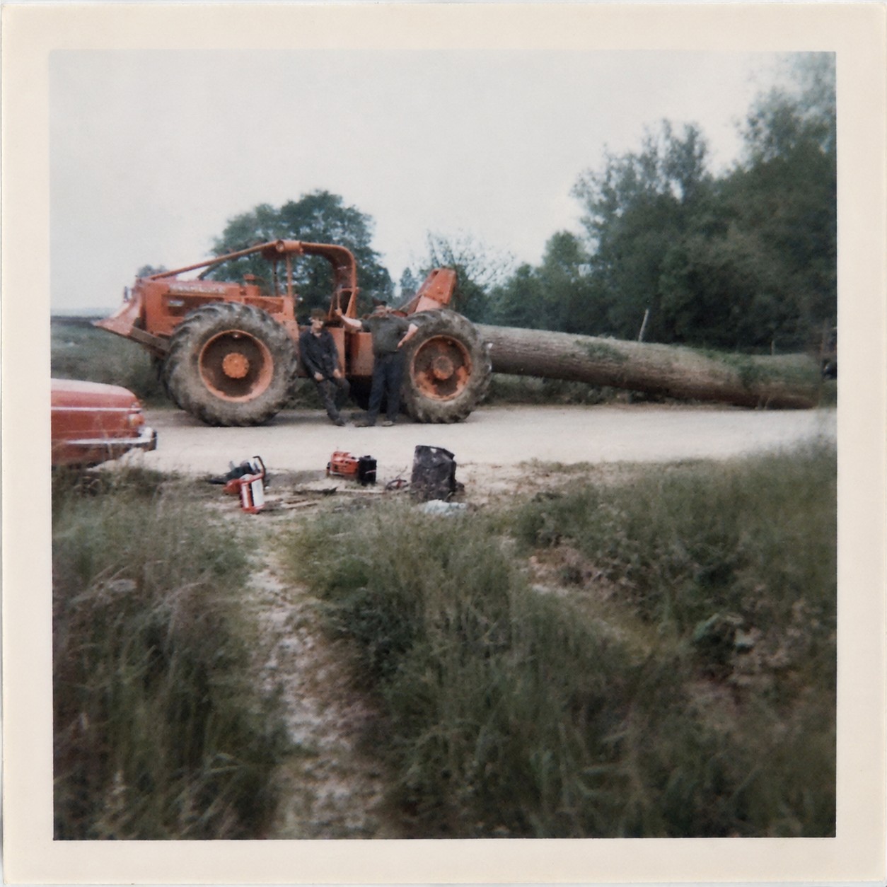 Débardage ancien d'une grume avec un tracteur forestier