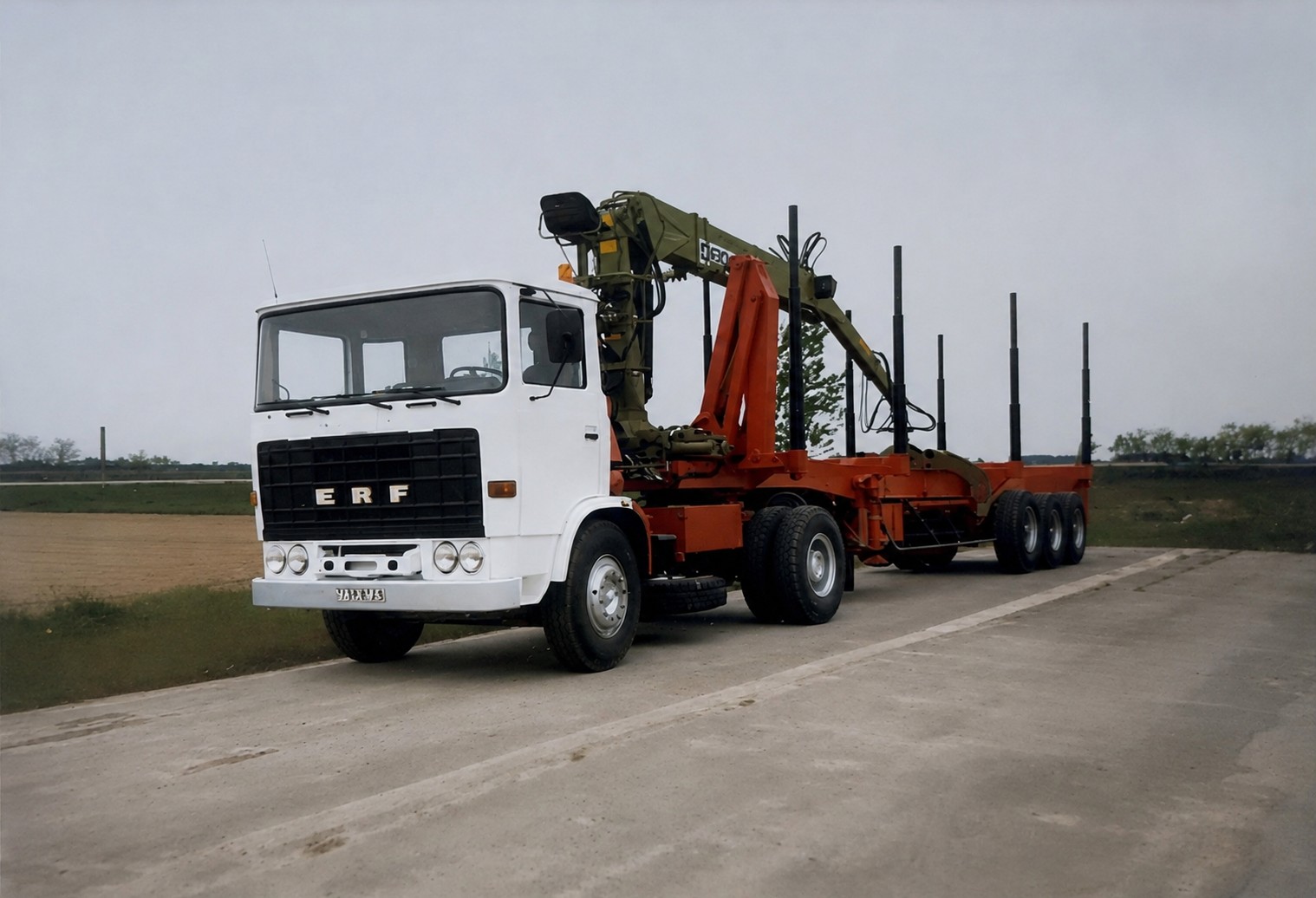 Ancien camion forestier ERF équipé d'une grue et d'une remorque à grumes