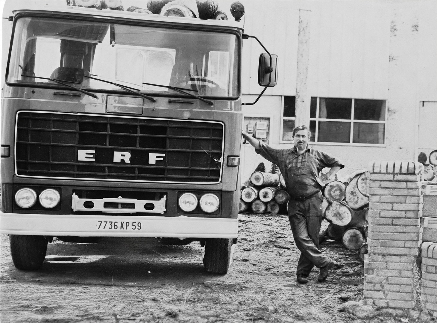 Photographie ancienne en noir et blanc d'un camion ERF de l'entreprise familiale