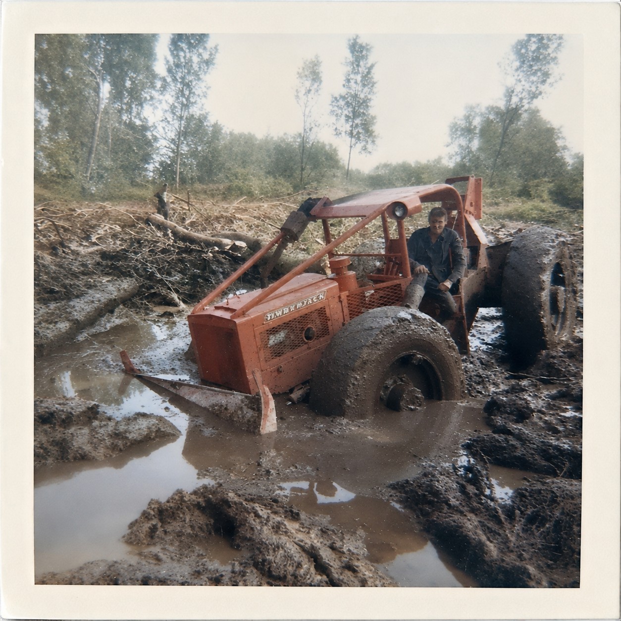 Tracteur forestier ancien travaillant sur un terrain difficile
