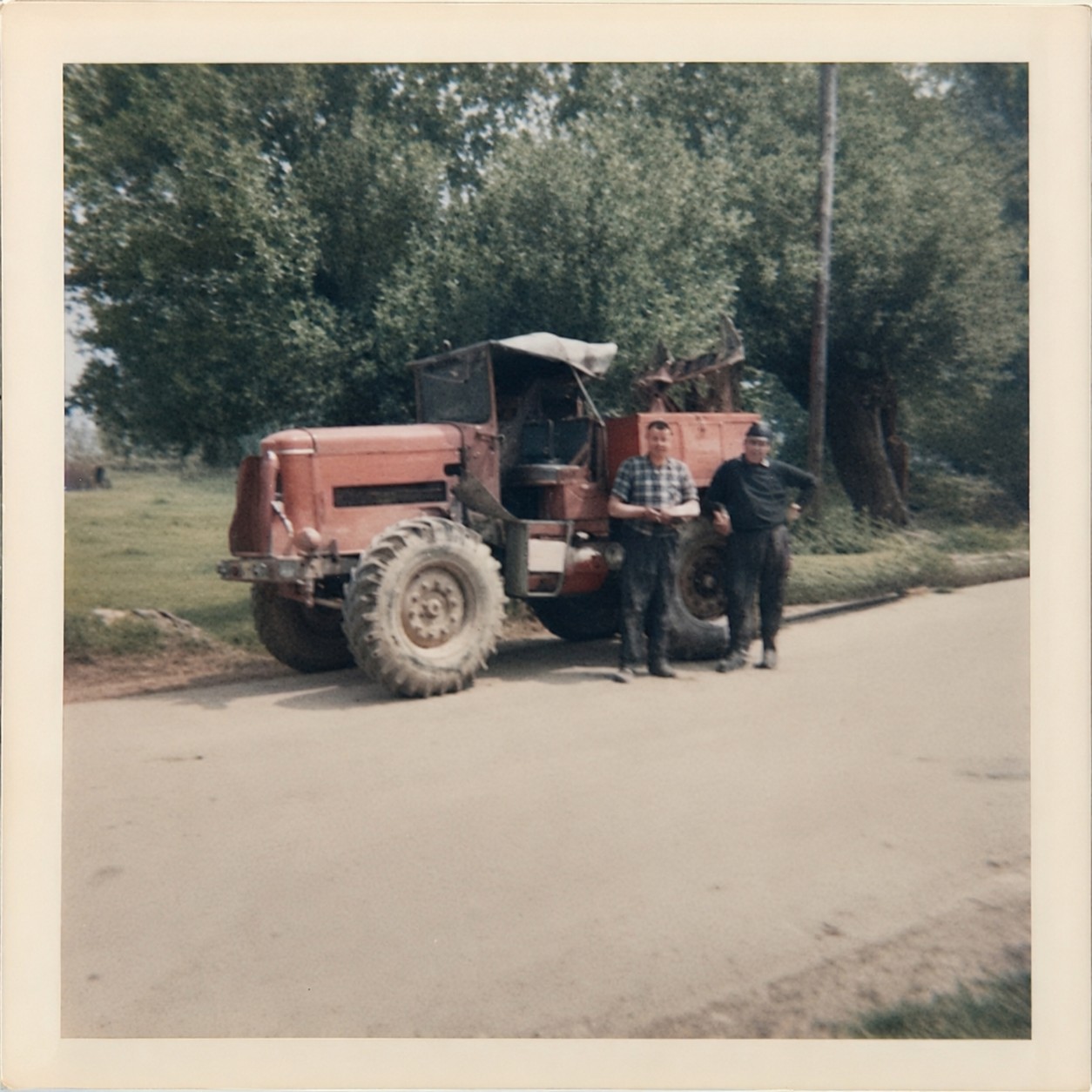 Tracteur forestier ancien avec des membres de la famille